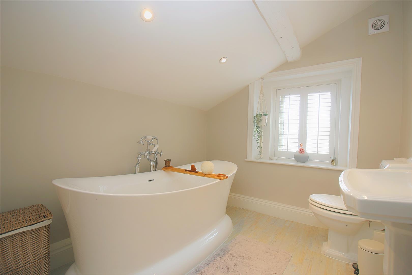 BATHOOM